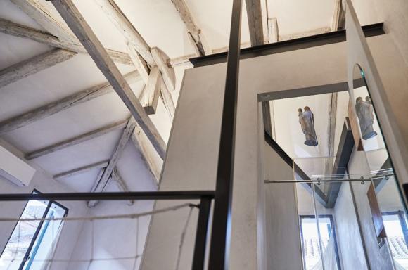 StudioGiardini's master bedroom and bathroom with a triangular shower and a round bathtub. Photo by Paulina Westerlind