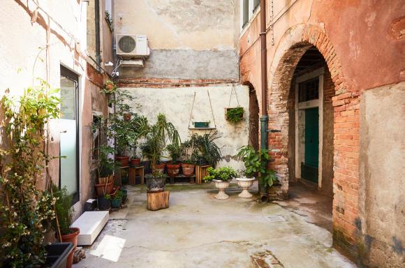 Courtyard entrance to StudioGiardini. Photo by Paulina Westerlind